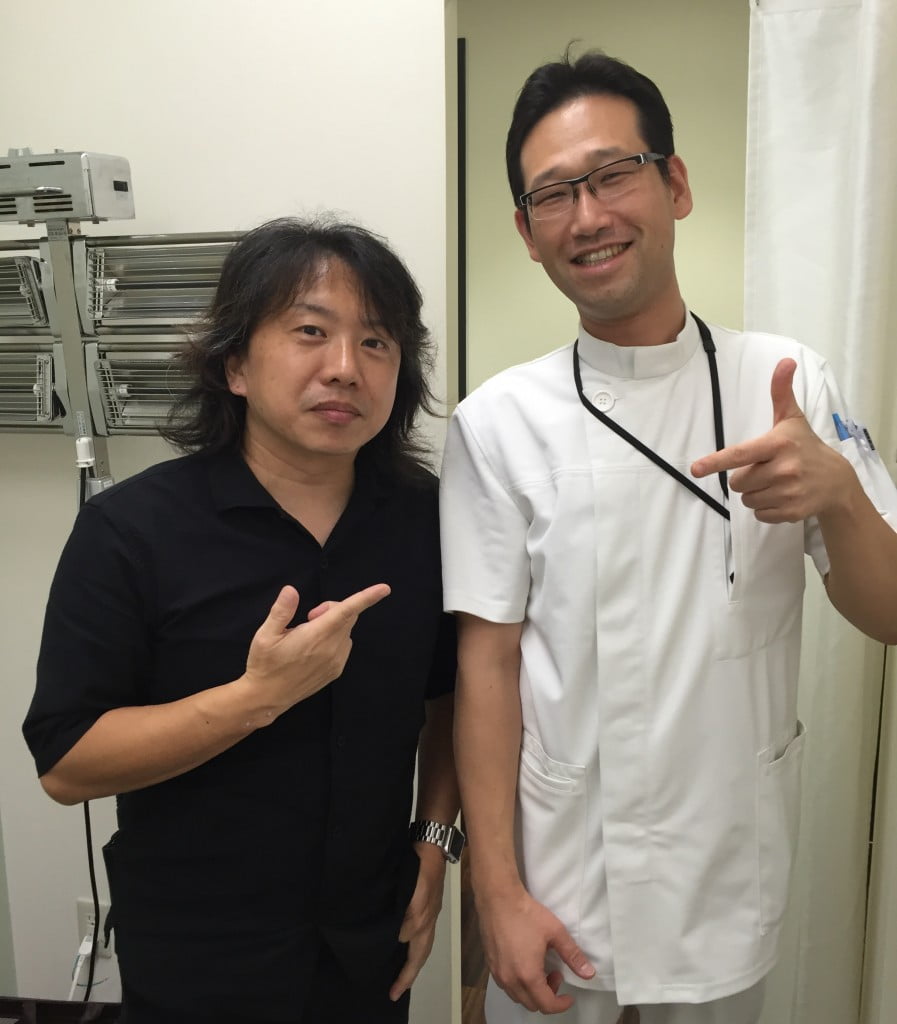 教務部長の西本がお届けました。 写真は鍼灸医院長の杉本先生と!!!